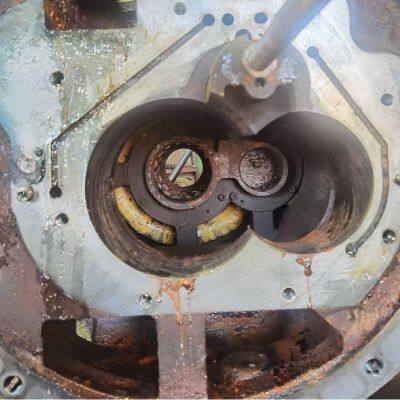 Разрыв медной трубки несущего контура и попадание воды, ремонт компрессора сидения, техобслуживание установки двойного литий-бромидного типа Shuangliang, заклинивание вала Fusheng