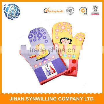 Kitchen Oven Gloves and Potholders Christmas print souvenir heated gloves