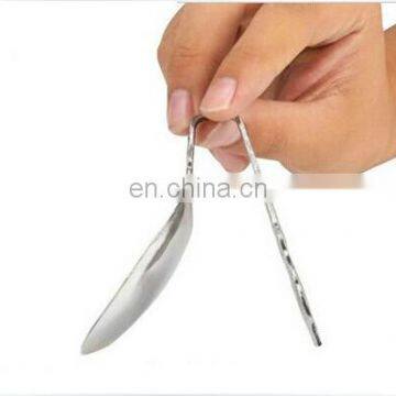 Bend spoon magic tricks