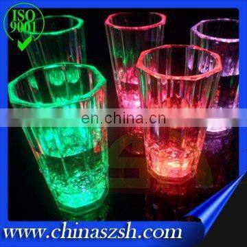 Small size liquid activated flashing glass with imitated ice