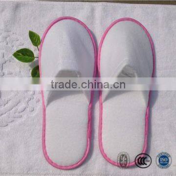 Women hotel pull plush slipper with pink non-woven piping