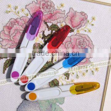 Wholesale plastic handle sewing scissors portable cross stitch mini safe scissors with cap colorful