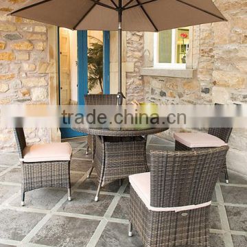 Luxurious Dining Table And Chair With Canopy