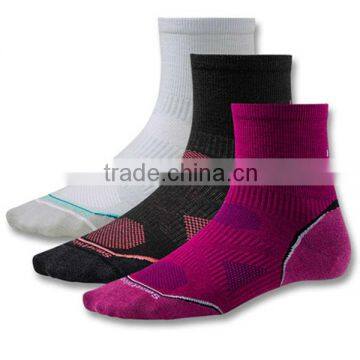 2015 New fashion custom cheap wholesale middle calf sports sock