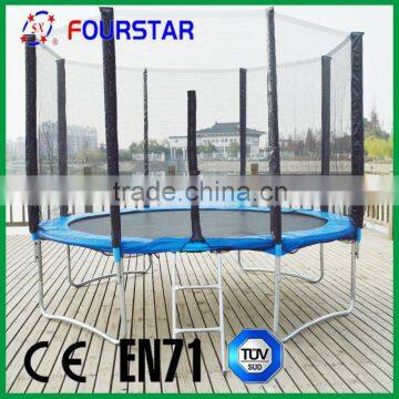 Round trampoline with enclosure