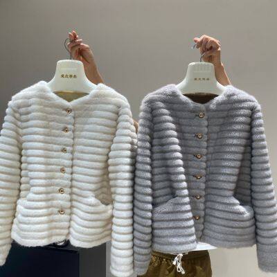 A new short and high-end fleece coat with a touch of chanel-style fur for women