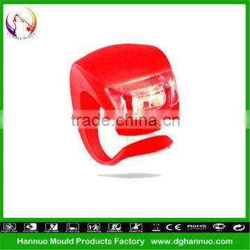 Wholesale 2 LEDs 3 modes silicone material battery powered bicycle aluminium front light cree led with CE&RoHs