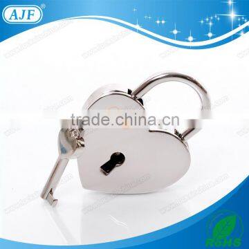 Big heart shape lock with heart shape key,nice for wedding and valentine's day                        
                                                Quality Choice