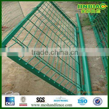 Wire mesh fence and house gate design