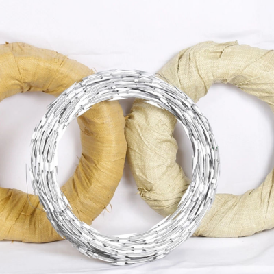 500 Meters per Roll, Low-priced Barbed Wire for Prison Use, Hot-dip Galvanized Barbed Wire. photo-3