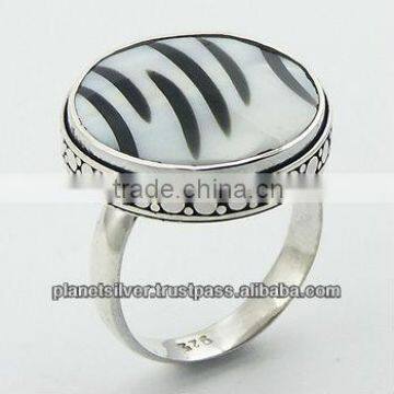 Adorable Black & Off White Shell Ring Silver Decor