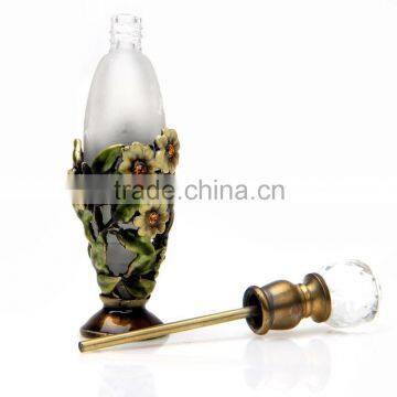 Vintage Perfume Atomizer Bottle Glass Metal Material Europe Popular Crystal Glass Bottle photo-3