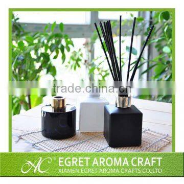 2015 wholesales aroma liqudi square shaped with sticks reed diffuser glass bottle