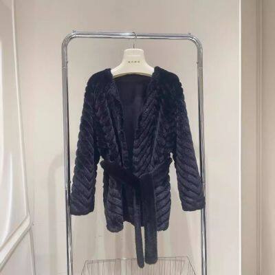 Ein neues Minkpelzmantel für Frauen, ein umweltfreundlicher einteiliger Pelzmantel, der der Figur folgt und einem einen schlanken Anschein verleiht. Es ist ein kurzer Mantel. photo-3