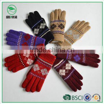 Winter new design knitted gloves fashion jacquard wholesale warm gloves