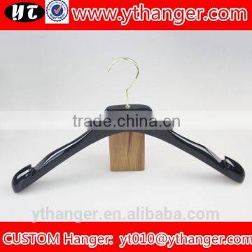 YY0508 china supplier brown wooden clothes hanger with laser logo