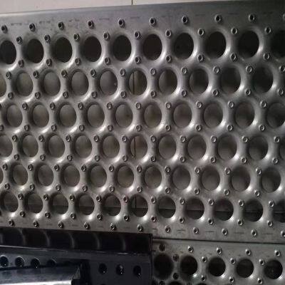 Grille de sécurité pour passerelle en plaque métallique perforée anti-dérapante, avec des trous en forme de gueule d'alligator, découpée, soudée et pliée