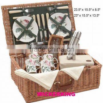 Picnic basket with ceramic mug