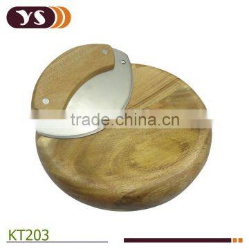 Wooden handle Mezzaluna with round cutting board