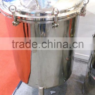 Stainless steel beer brewing tanks with legs