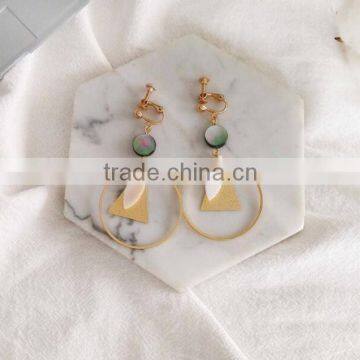 Zm35142a Summer Simple Women Clip on Statement Earrings New Design Shell Hoop Earrings