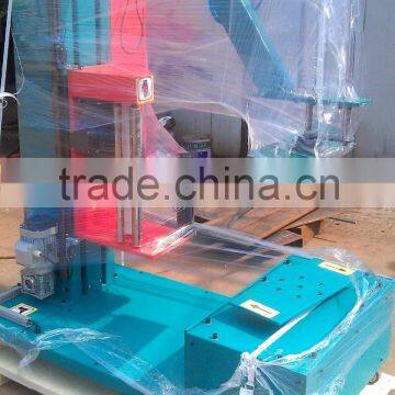Carton-box pre-stretch wrapping machine without pallet