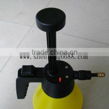 2L Plastic Pressure Water Sprayer Designed for Cleaning photo-2