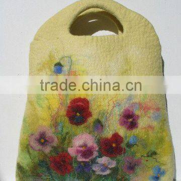 Highly Durable Beautiful Flowers Decorated Felt Hand Bag