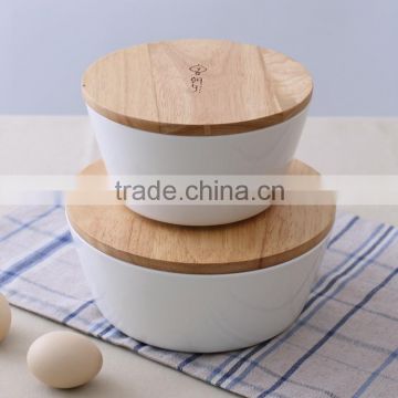 japanese ceramic noodle bowl with wooden lid