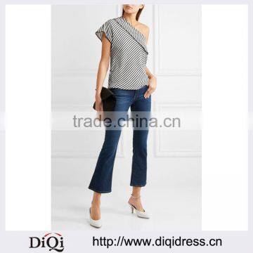 Wholesale Women Apparel Black and White One-shoulder Fashion Striped Silk Top(DQE0398T)