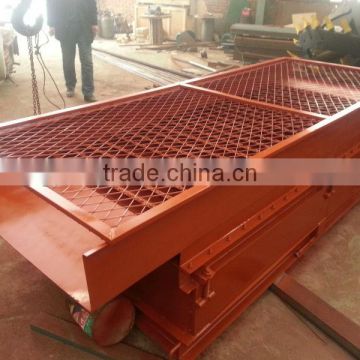 Portable pulsating gold sluice box for mining gold