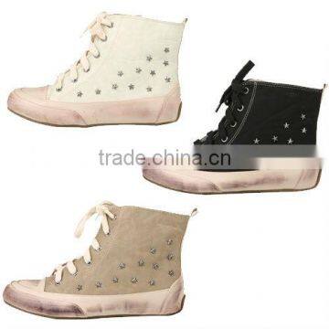 2ssg0534 Star studs on hi-top lace up snekers