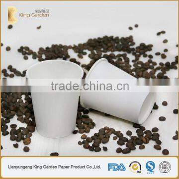 White disposable drinking paper cup with lids