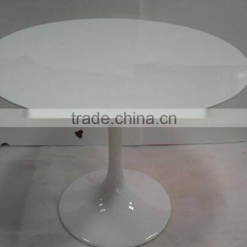 Dining Room Eero Saarinen Fiberglass Tulip Table photo-6