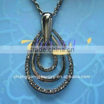 Tear-shaped pendant rhinestone necklace