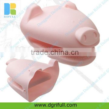 pink pig silicone oven mitt