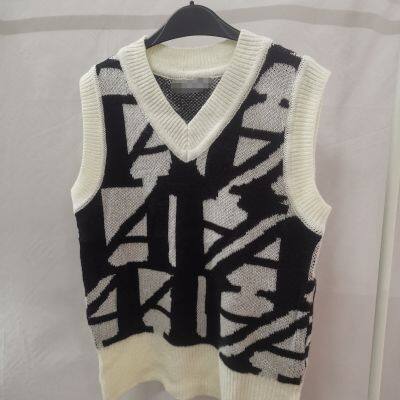women's Vest  pattern pullover  black and white