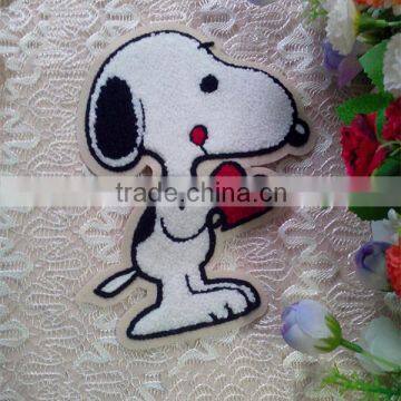 custom made cartoon character Snoopy loving heart embroidery chenille patches