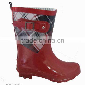 2013 kids' red fashion rubber rain boots with buckle design