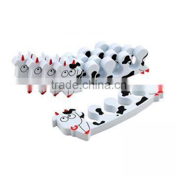 Free sample cartoon animal cow eva toe fingernail separator hign quality sponge toe separator for beauty solon