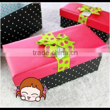 Foldable cardboard lid and ribbon decorated gift packaging box with custom logo printed