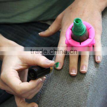 2016 New Popular DIY Salon Silicone Wearable Nail Polish Holder with 2 Finger Ring