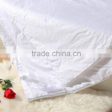 100% Cotton Jacquard shell Wholesale Natural silk Comforter for self use and home use on sale