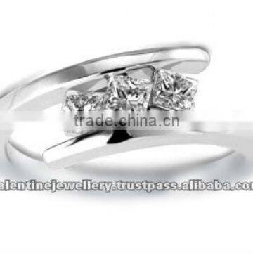 0.16 ct total diamond weight,18K White Gold, Hamesha Princess Diamond Crossover Ring