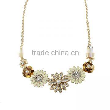 2015 Newest Short Metal Flower and Rhinestones Necklace