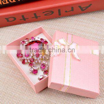 Latest trendy design crystal brooch,crystal magnetic brooch for wedding invitations