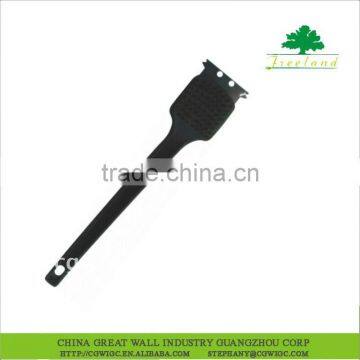 CLEANING BBQ GRILL BRUSH