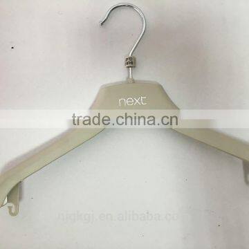 plastic hangers for clothes