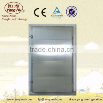 Pivoting door for cold room