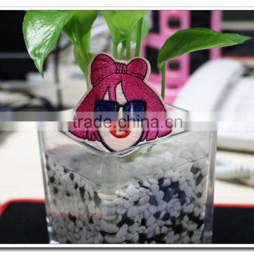 2016 Customed Self-adhesive Embroidery Patche Designs